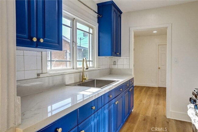 Building Photo - 950 E 48th St