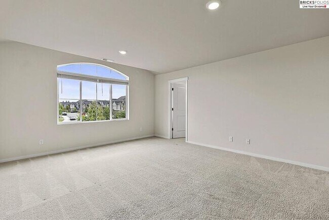 Building Photo - Puyallup Gem: Comfort and Style Combined!