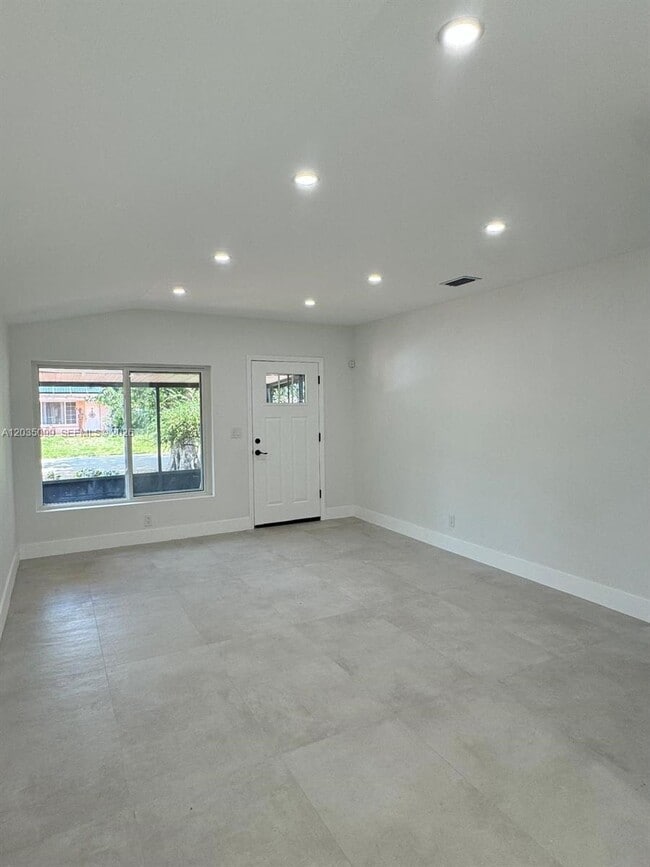 Building Photo - 4028 SW 49th Ct