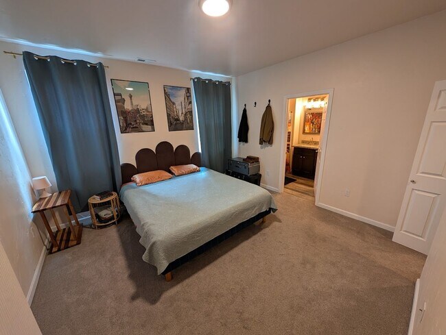 Building Photo - Newer contemporary home right downtown, al...