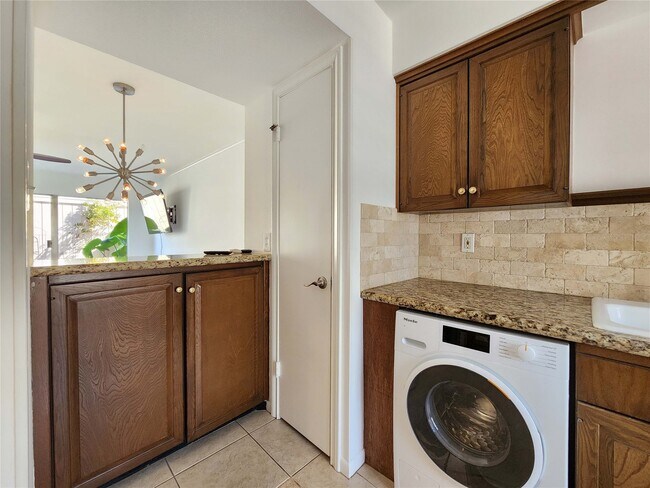 Building Photo - 6340 Chevy Chase Dr