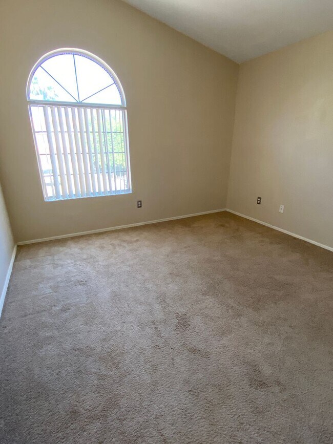 Building Photo - 3 Bedroom 2.5 Bathroom with a Pool in Garden Lakes