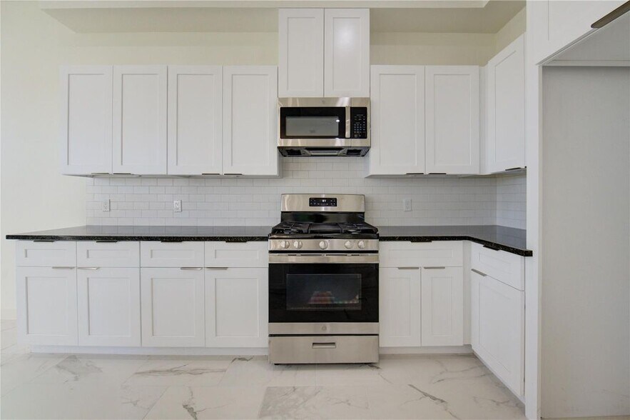 Building Photo - 2919 El Fenice Ln