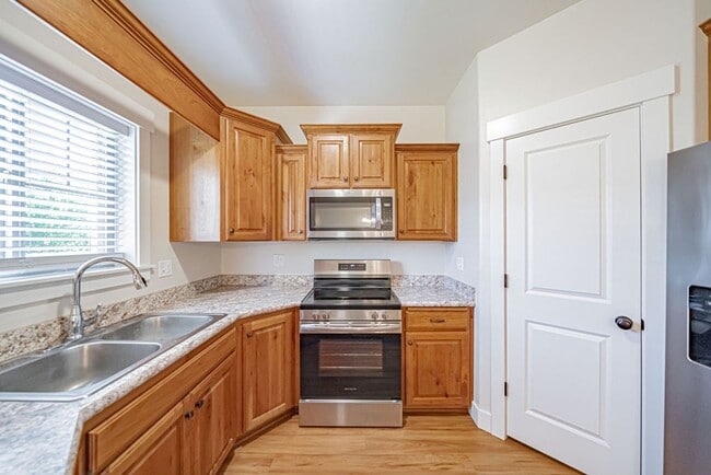 Building Photo - 3 bed 1.5 bath Townhome