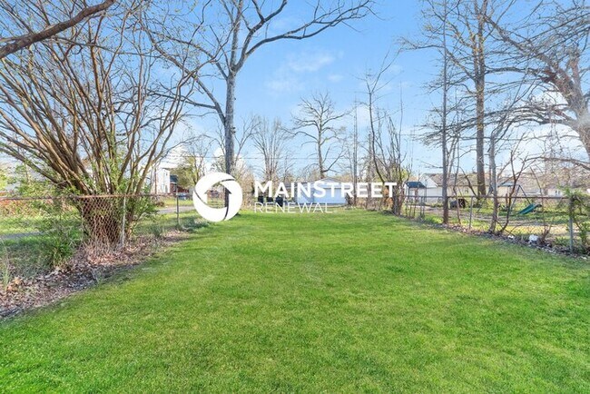 Building Photo - 4 Bedroom Pet-Friendly Home in Louisville, KY with Main Street Renewal