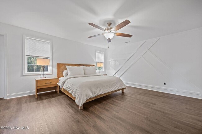 Building Photo - 521 N Hale St