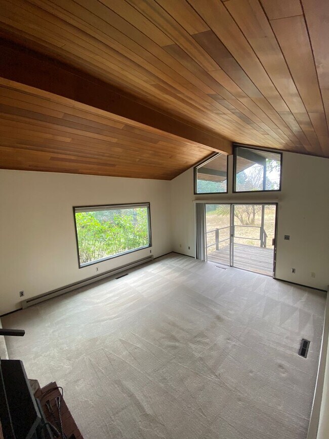 Building Photo - Country Living within one mile to town
