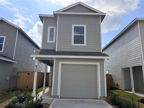 Building Photo - 922 Pertuso Ln