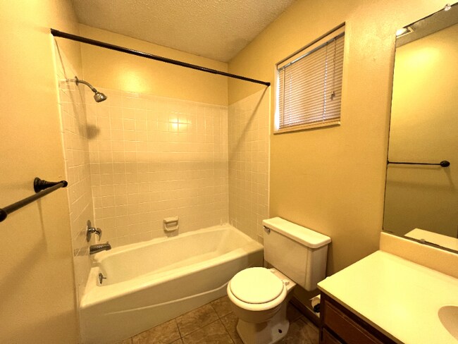 Building Photo - 2018 Rosewood Ct