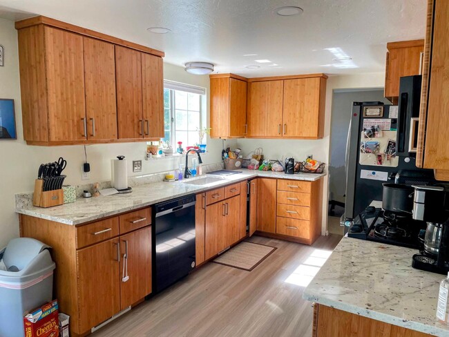 Building Photo - 1242 Eastridge Cir