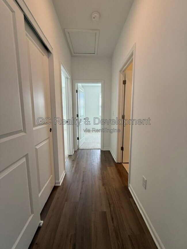 Building Photo - 249 Kingsport Dr