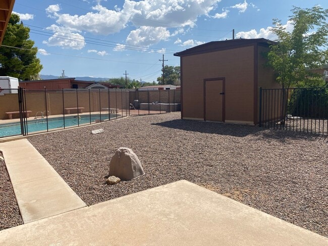 Building Photo - Eastside 3 bed 2 bath - Pool and Garage