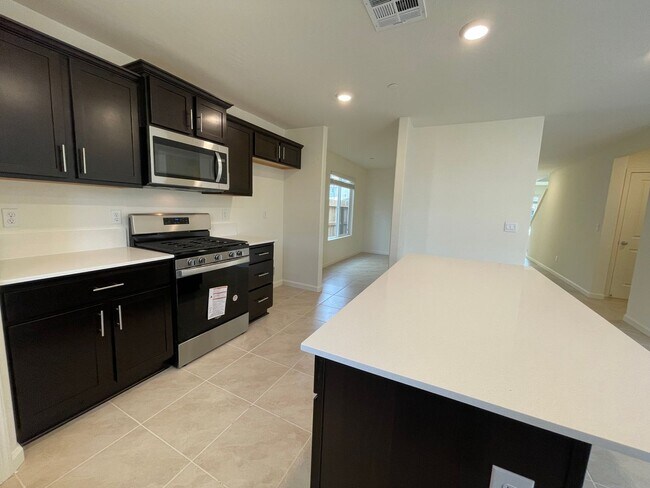 Building Photo - 661 Suzanne Dr