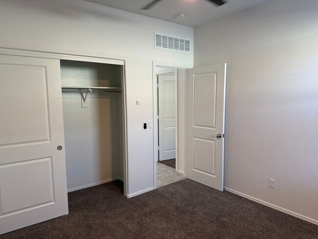 Building Photo - 1086 W Avalon Canyon Dr