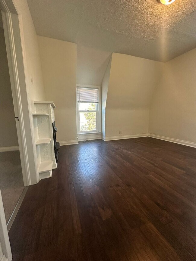 Building Photo - 113 N 6th St