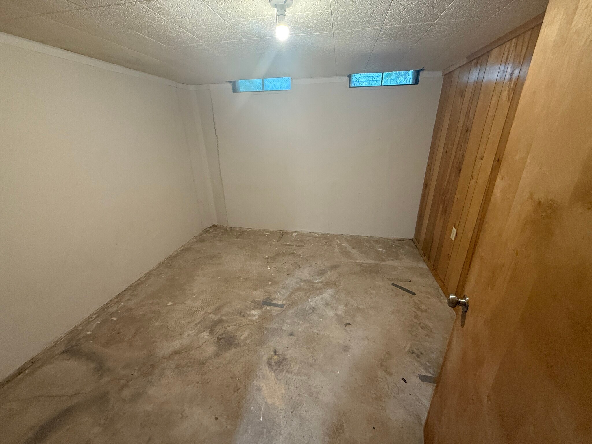 Basement room 2 - 6095 S Mohawk Ave