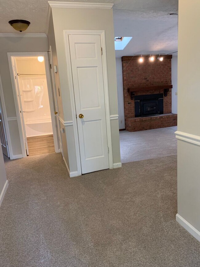 Building Photo - For Rent - Quiet neighborhood but close to everything!!
