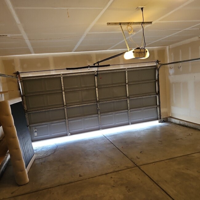 Building Photo - 3 bedroom 2 car garage - Middle Bay Way