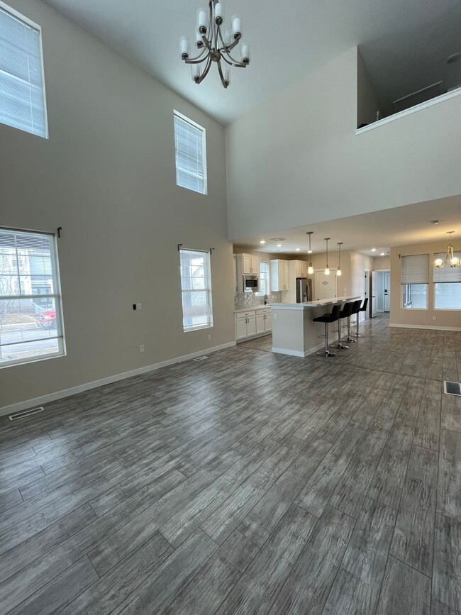 Building Photo - Large Daybreak home!