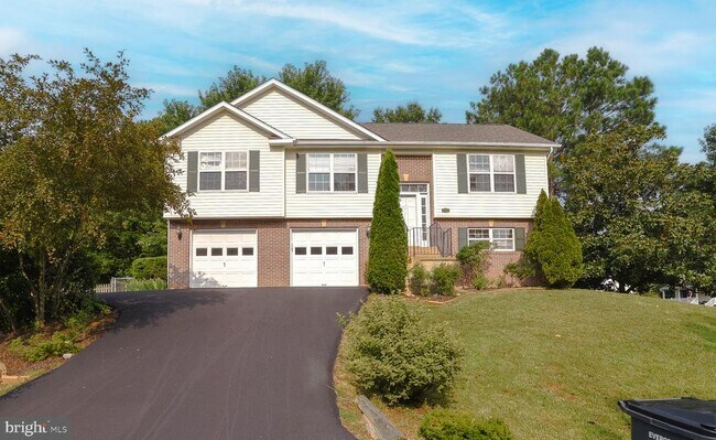 Building Photo - 21133 Woodmere Dr