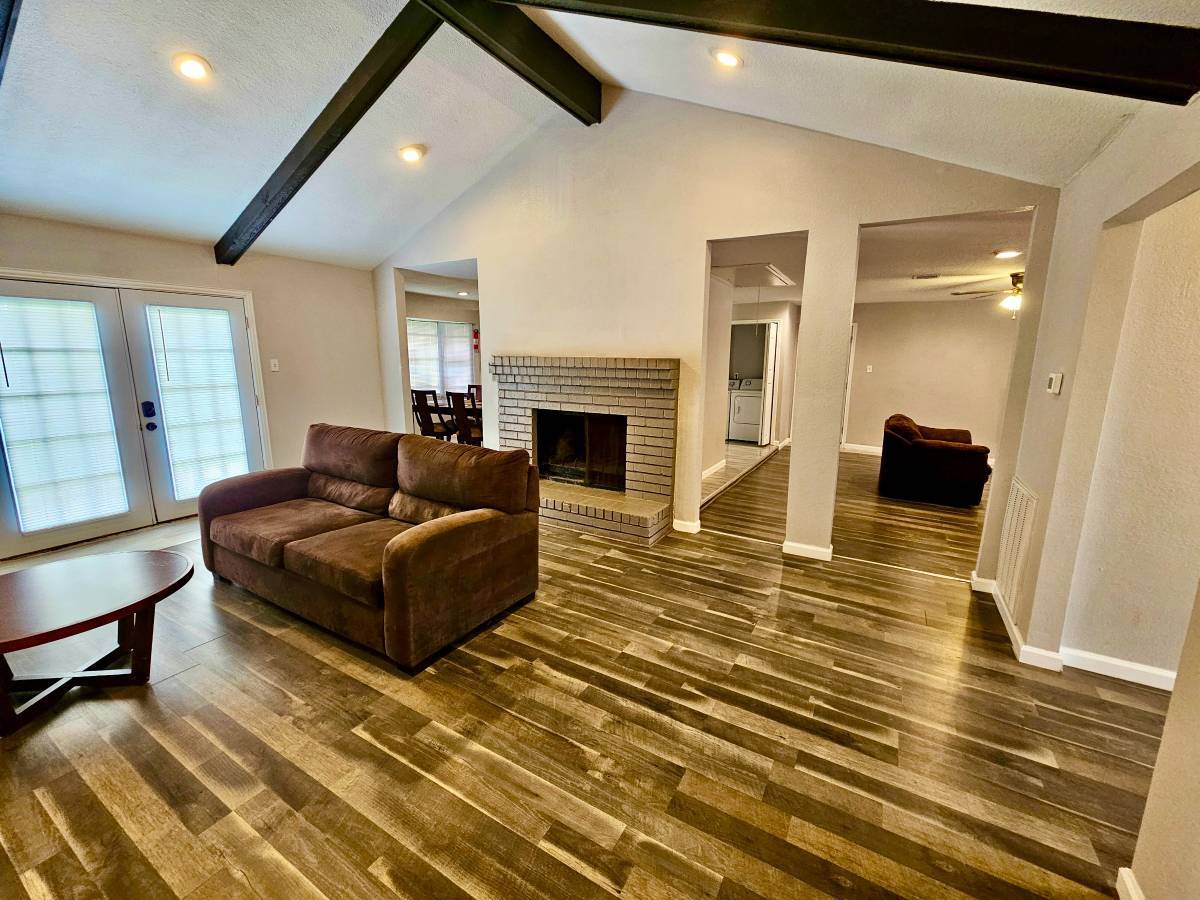 Building Photo - 5840 Oleander St