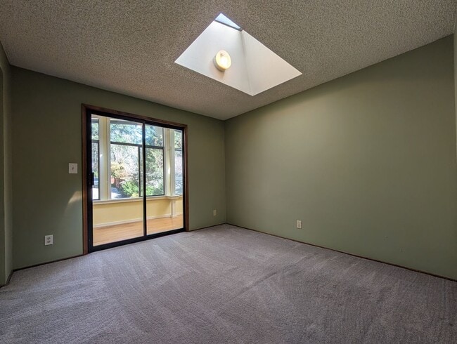Building Photo - Fantastic 3-Bedroom, 2.5-Bath Home In East Eugene!