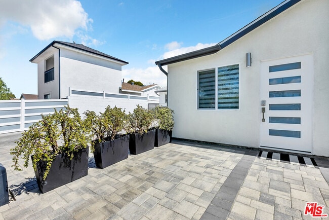 Building Photo - 7076 Park Manor Ave