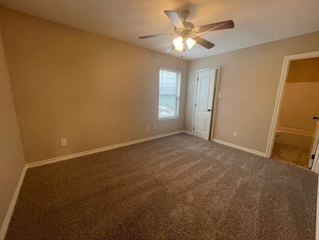 Building Photo - 3BR/2.5BA Townhome | 18' Ceilings | Granite | Garage | Lawn Care Incl | Benbrook TX 76116