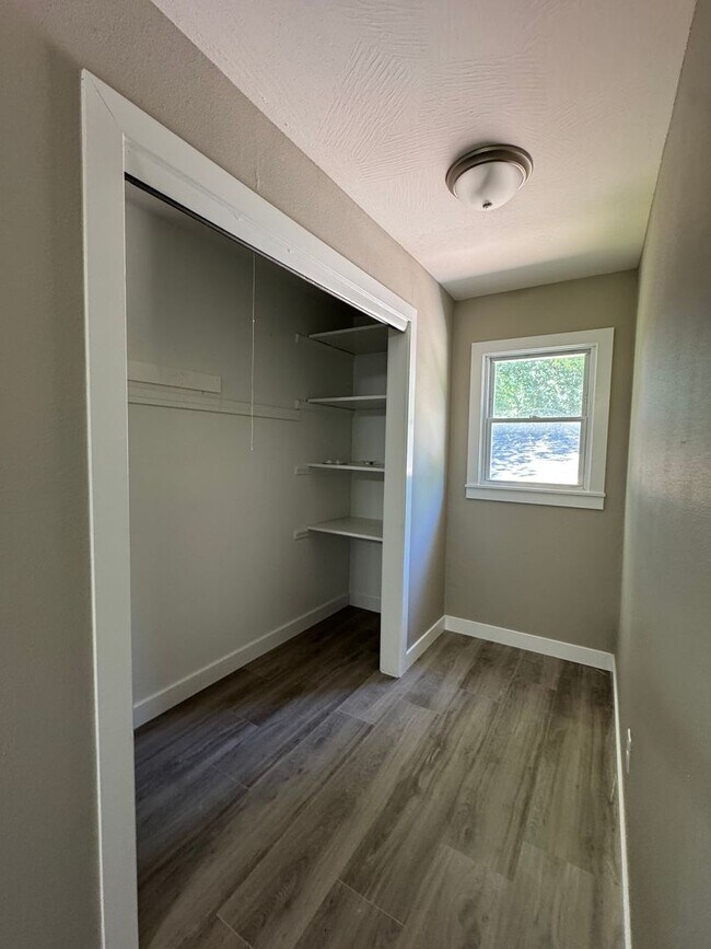 Building Photo - Charming 5 Bedroom off of South National Ave