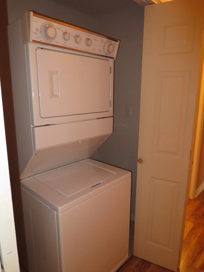 Building Photo - Newly Remodeled 2B/2B Apartment in the Hea...