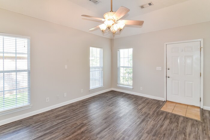Building Photo - 231 Thornfield Dr