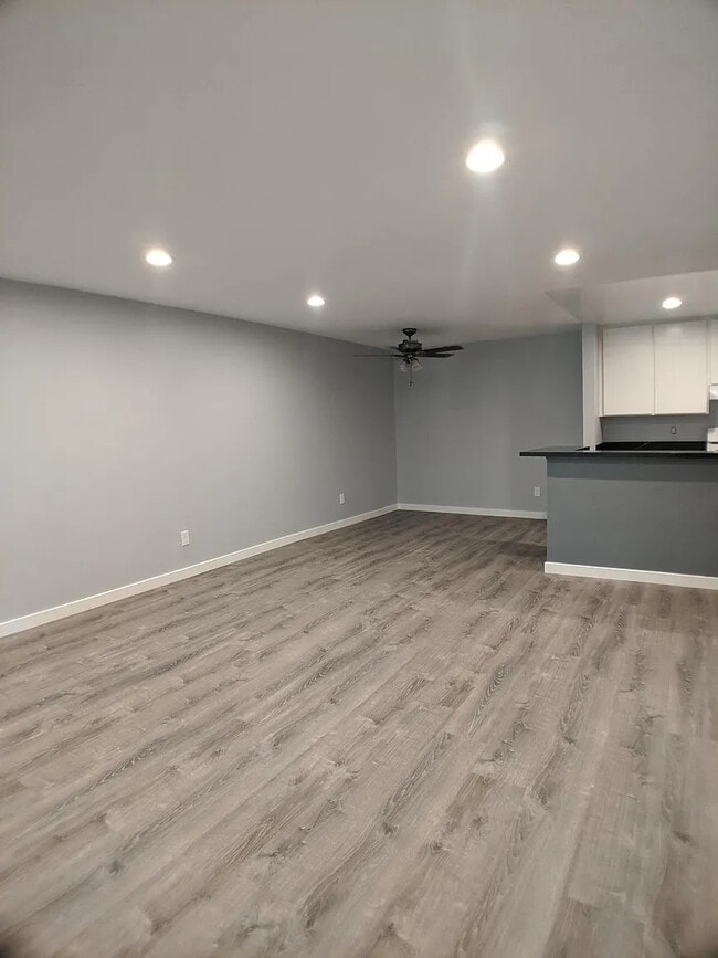 Building Photo - 1605 Hotel Cir S