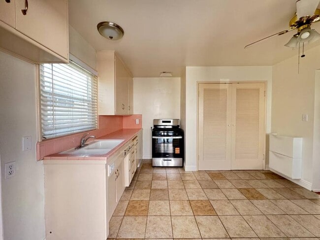 Building Photo - 2.0 bedroom in Pasadena California 91104