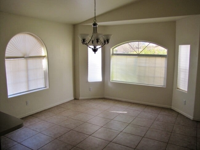 Building Photo - 3BR/2BA, 3-car garage, 1854 sq.ft. home in Remington Park, Sierra Vista, AZ