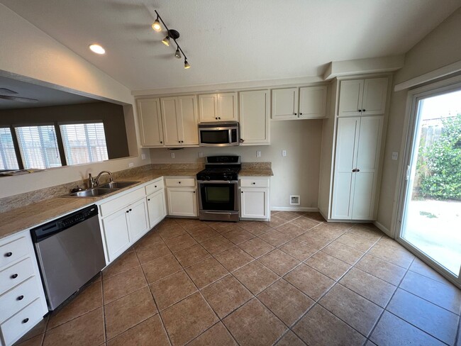 Building Photo - North Merced: $2199 possible 4 bed (4th ro...