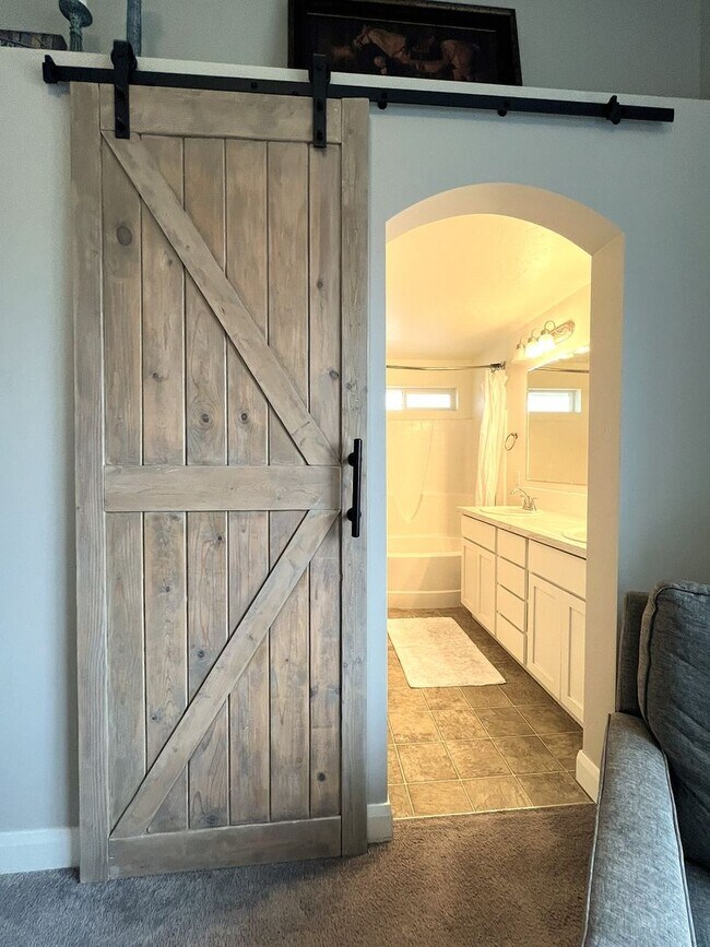 Building Photo - Welcome to this charming 3 bed 2.5 bath home just off Deer Flat and Linder Rd.