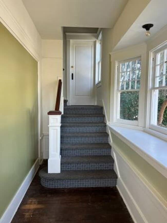 Building Photo - 2-3 Bedroom Apartment in Historic House