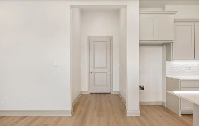 Building Photo - 382 Mary Cir