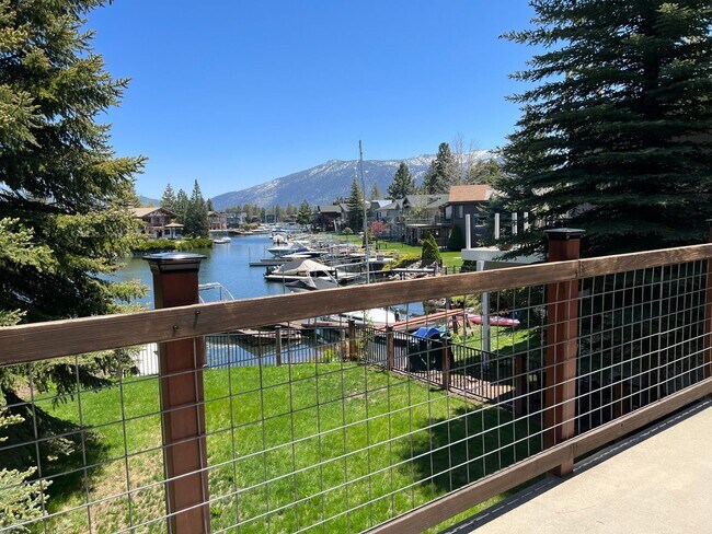 Building Photo - Beautiful pet friendly home with amazing views and private boat dock avail. Now! W/ lots of extra...