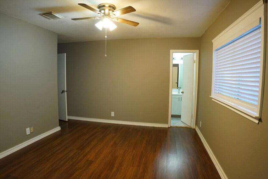 Building Photo - 10022 Sandbrook Hl