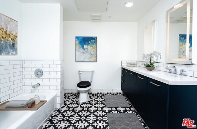 Building Photo - 1250 N Fairfax Ave