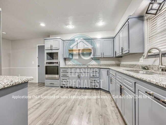 Building Photo - Warr Acres 3 Bed 2 Bath Home with a Pool!!