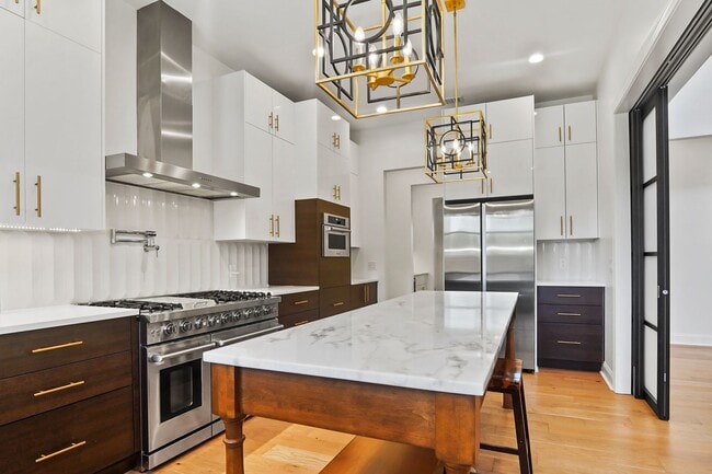 Building Photo - Pool/ Waterfront/ Custom Home in Waterways!