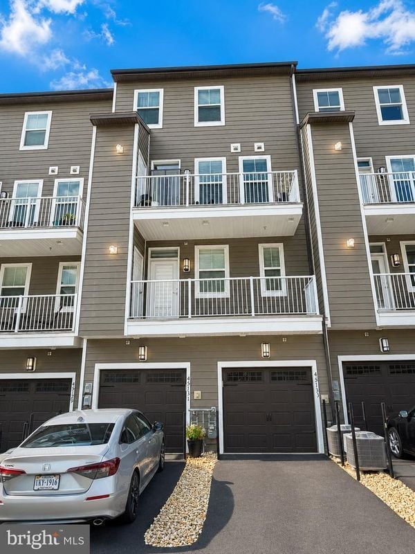 Building Photo - 45133 Kincora Dr