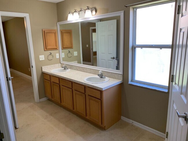 Building Photo - 4 Bedroom 2 bath CBS House with 2 car garage