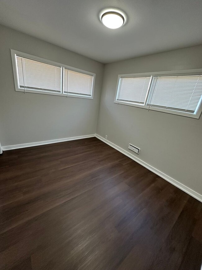 Building Photo - 4 bed 1 bath