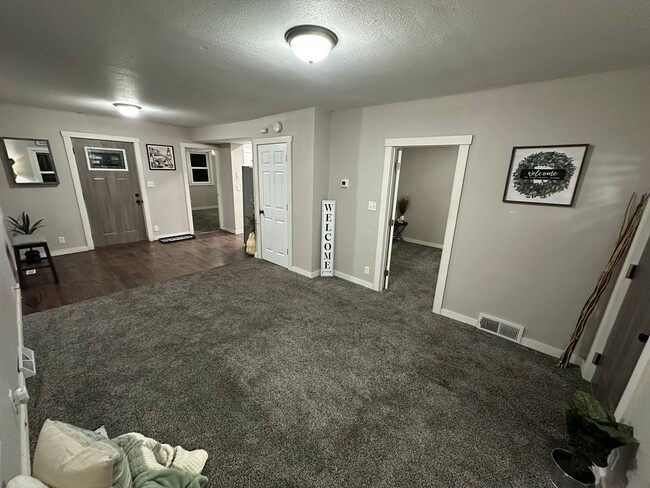 Building Photo - Remodeled 3 bed, 1 bath home for rent.