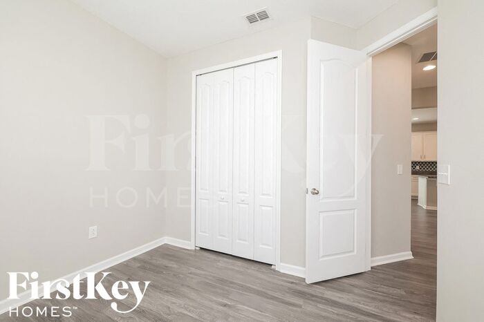 Building Photo - 261 Summershore Dr