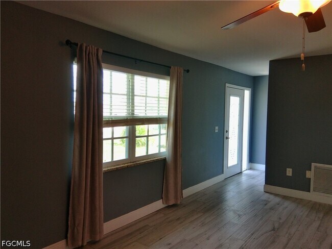 Building Photo - 893 Iris Dr