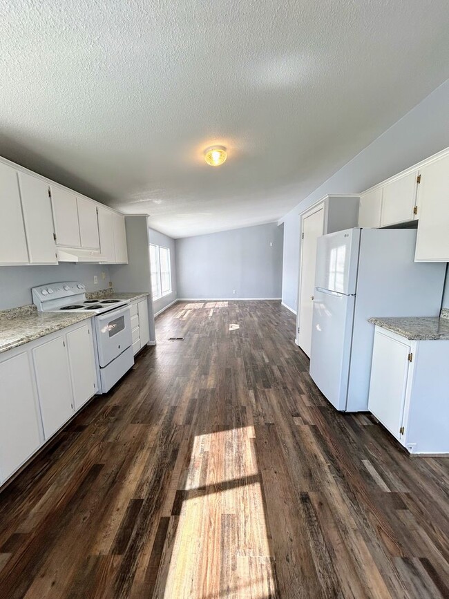 Building Photo - Centrally Located